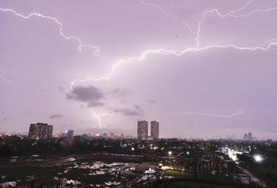 Cảnh báo mưa dông kèm tố lốc sét khu vực nội thành Hà Nội