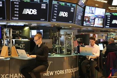 Chứng khoán Mỹ lập đỉnh - Giá dầu và vàng nhích nhẹ