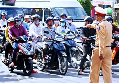 Chuyển hướng không xi-nhan, xe máy bị phạt bao nhiêu tiền?