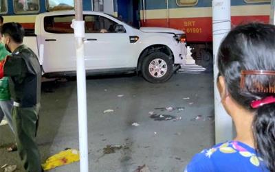 Biên Hoà – Đồng Nai: Xe bán tải cố vượt bị tàu húc văng, bán tải tiếp tục đụng trúng 2 người gần đó