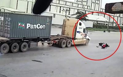 Clip: Tạt đầu xe container để rẽ, xe máy thoát nạn thần kỳ