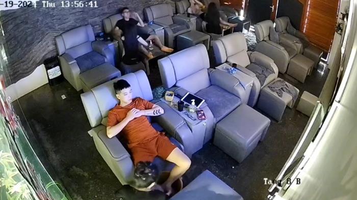Leak Cam: Vietnamese Guys at a Massage Parlor