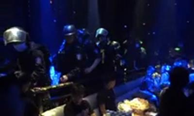 Video cận cảnh 250 cảnh sát đột kích quán bar Phương Lâm