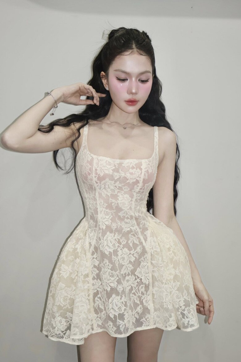 Ngọc Trinh diện váy ren xuống phố nhưng miếng dán ngực lại hại cô lần nữa.