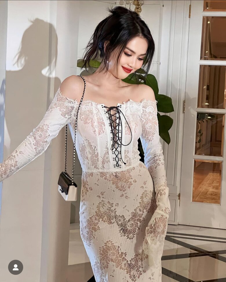 Những lần lên đồ xuyên thấu gần như mất điểm vì món phụ kiện này.